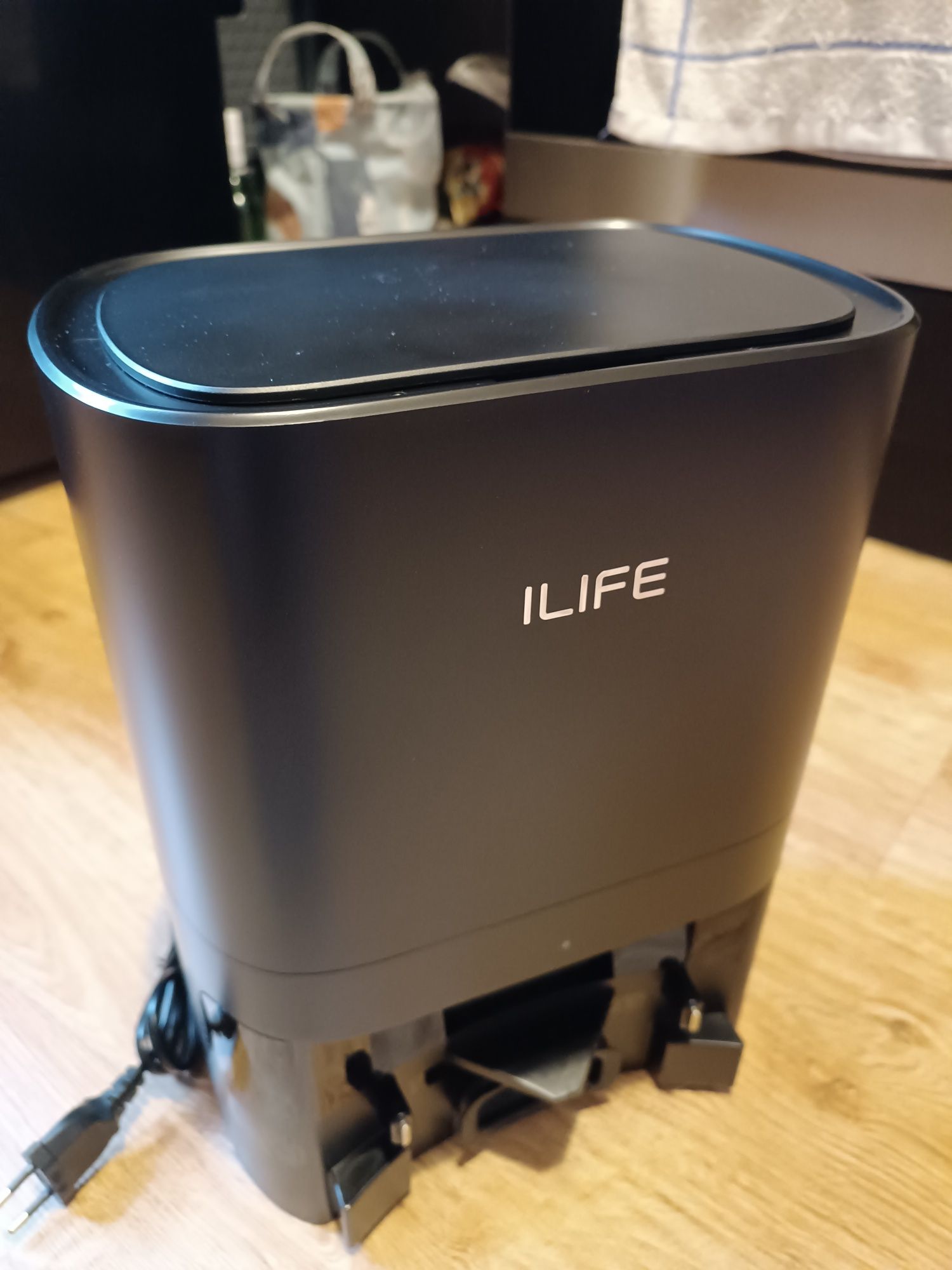 Robot sprzątający iLife T10s - mopuje - sam się opróżnia