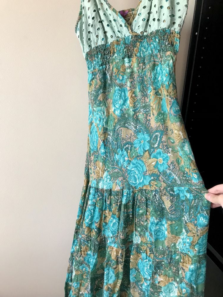 Vestido maxi com alças ajustáveis