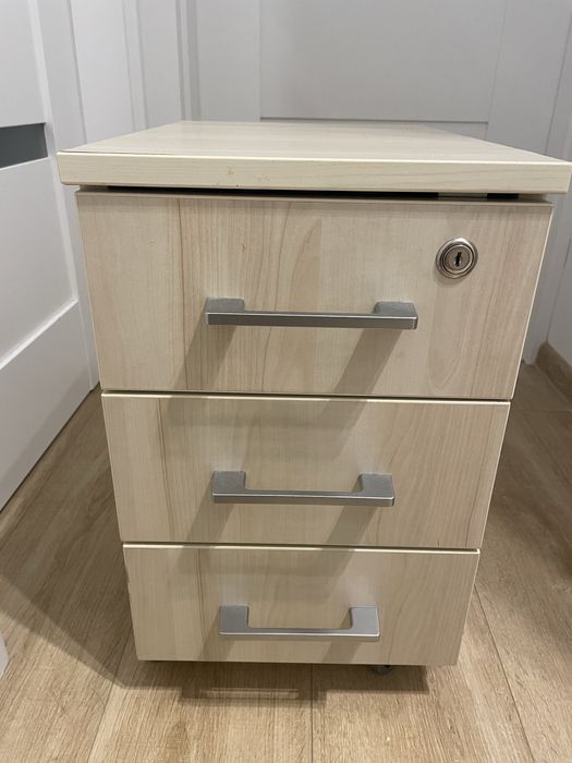 Kontenerek jasny na kolkach