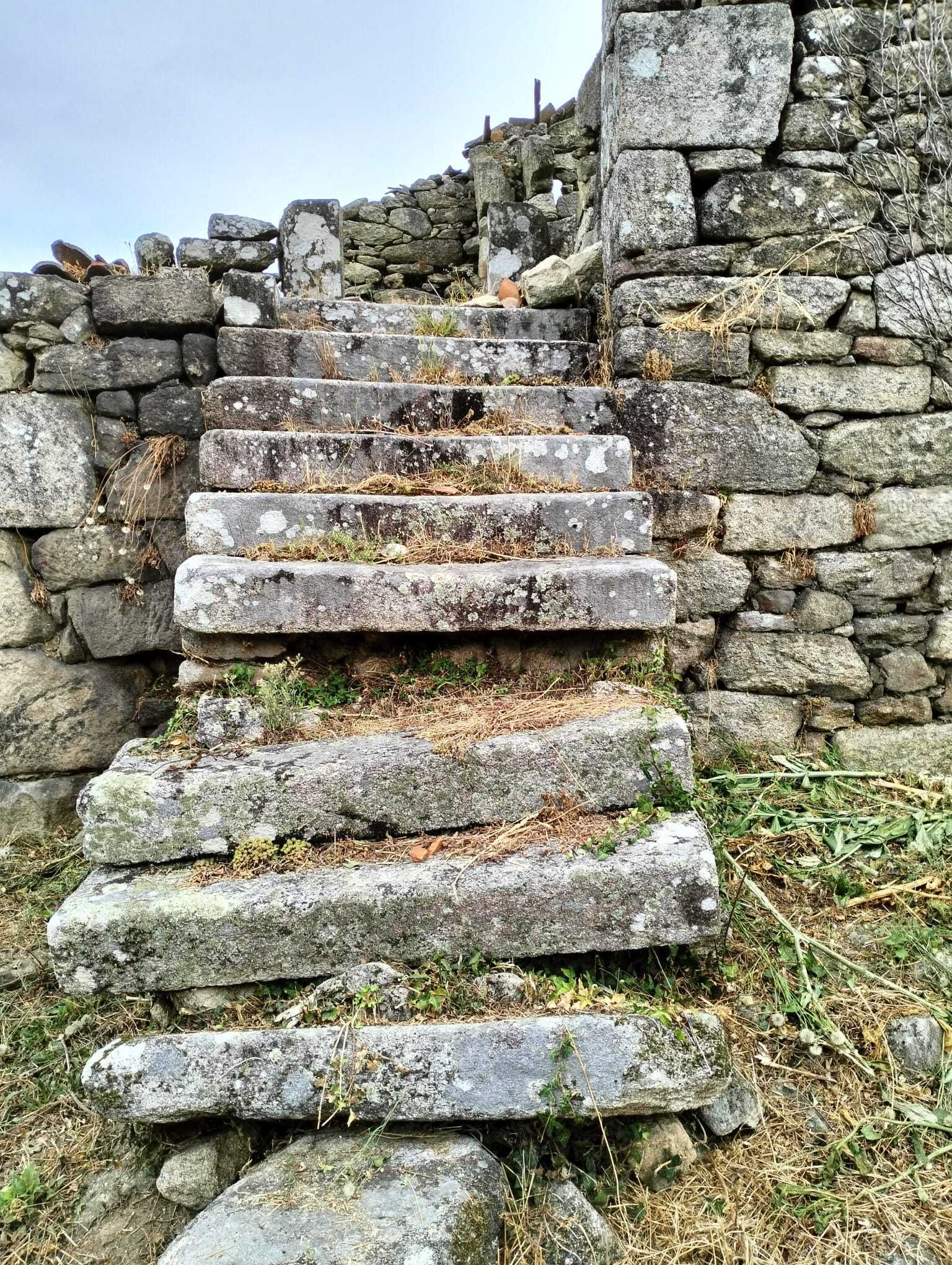 Duas casas (ruínas) e terreno 800m2