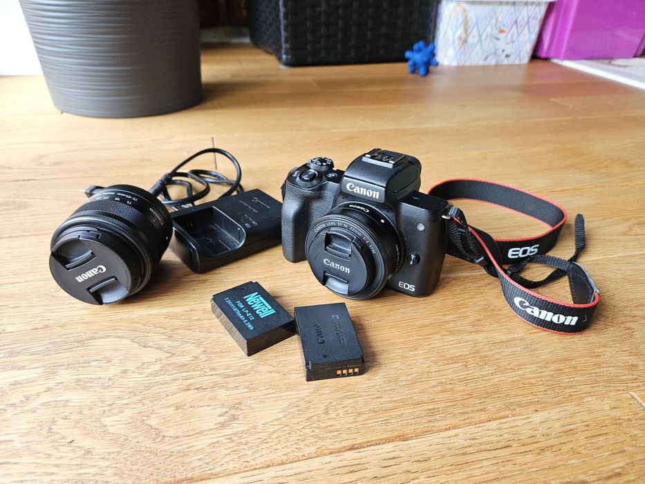 Canon EOS M50 + 15-45mm + 22mm f2 + 3 baterie stan BDB aparat