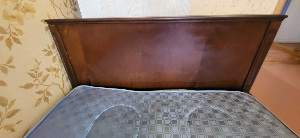 Румынская односпальная кровать из натурального дерева