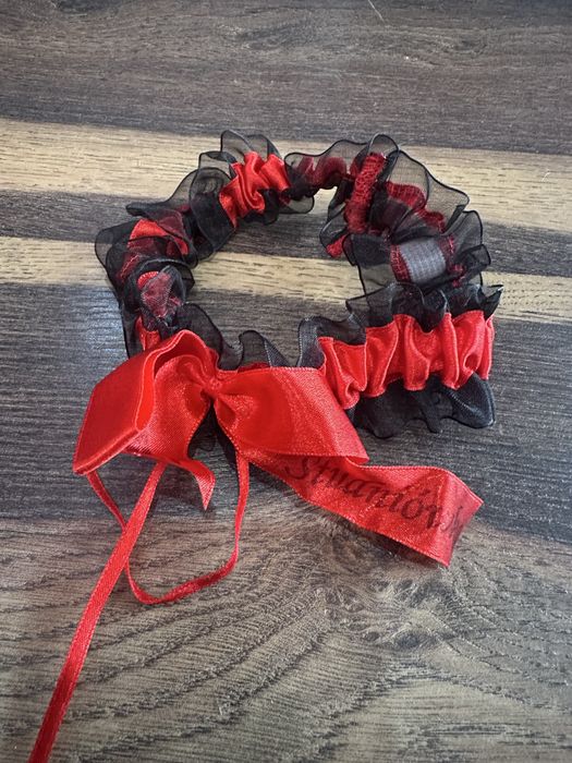 Czerwona podwiazka studniowka studniówka podwiązka