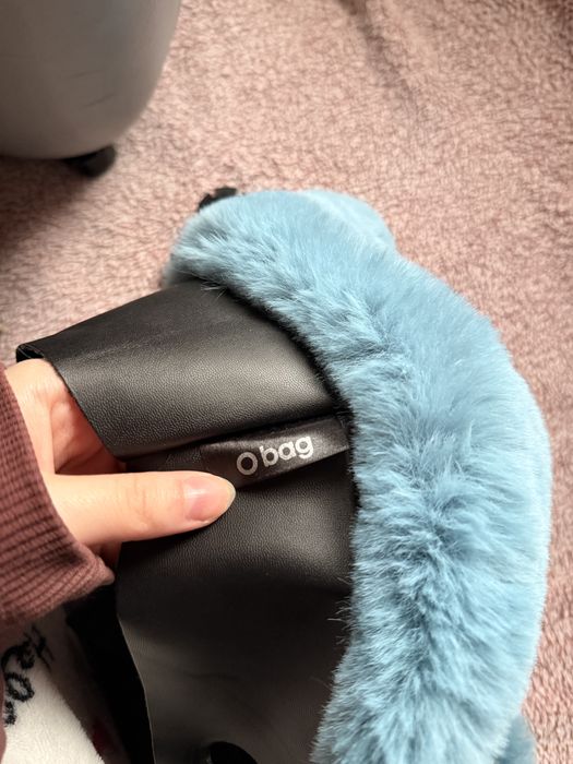 Toba O bag Classic szara z beżowymi uchwytami + niebieskie futerko