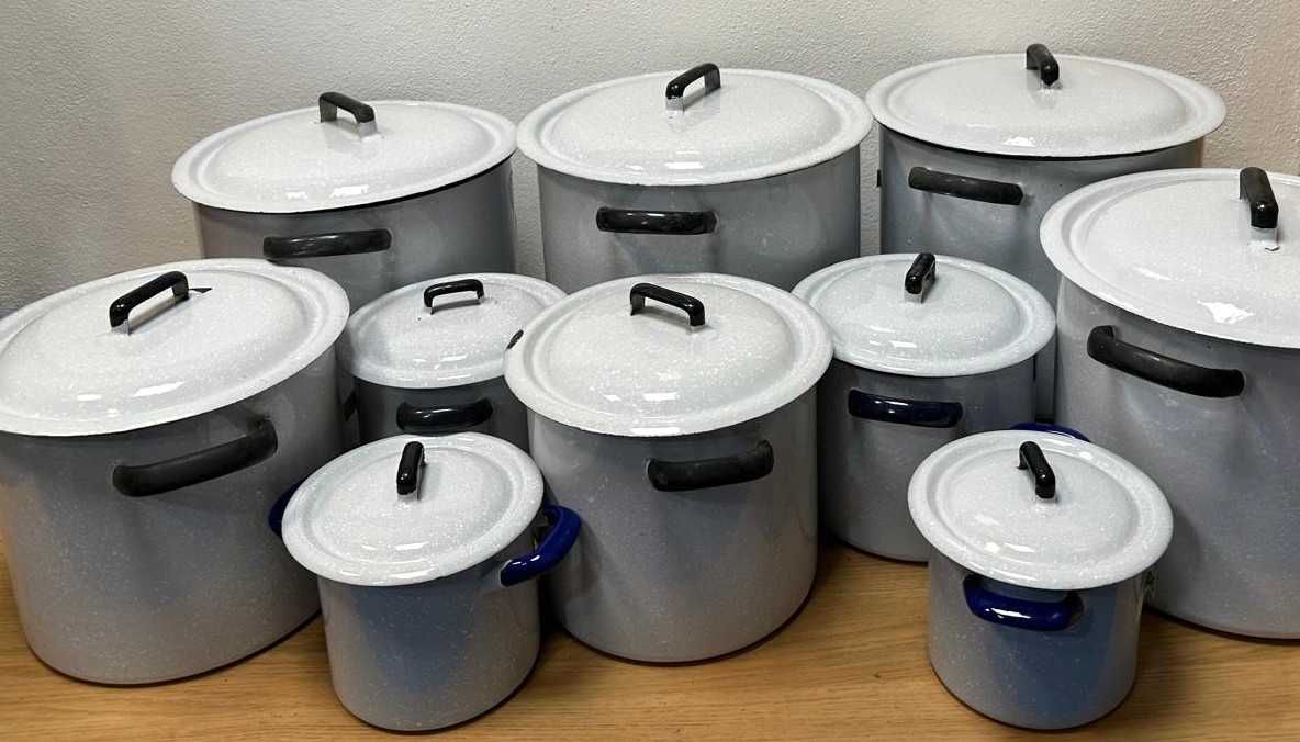 Panelas e tachos antigos em esmalte, decoração ou coleção