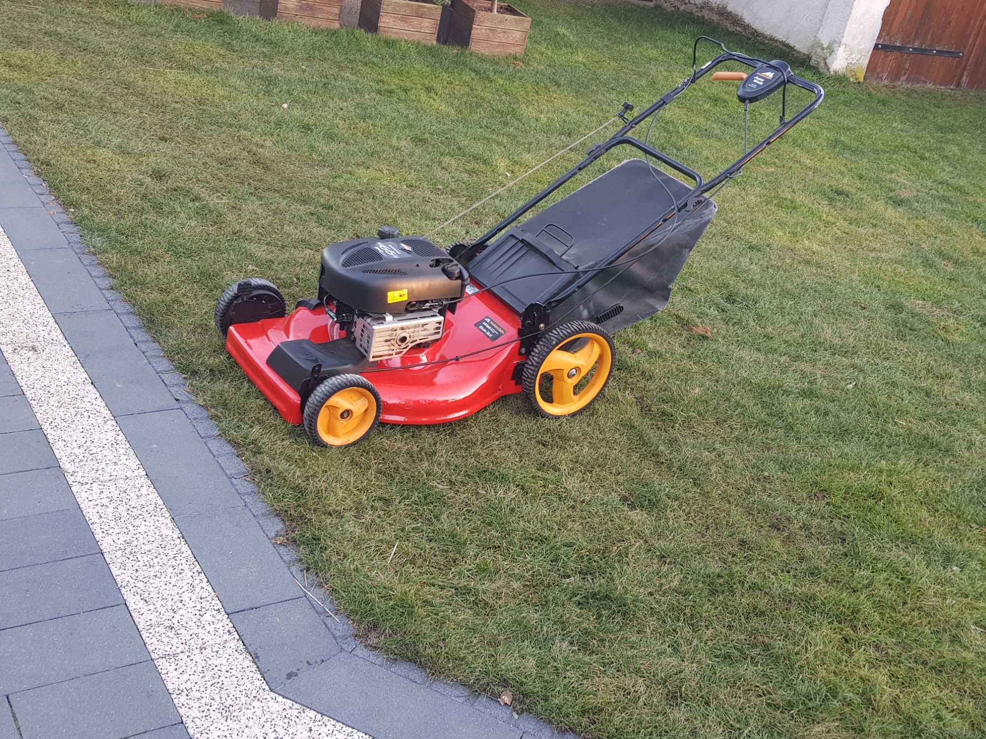 Kosiarka Spalinowa duża napędem i silnikiem Briggs & Stratton