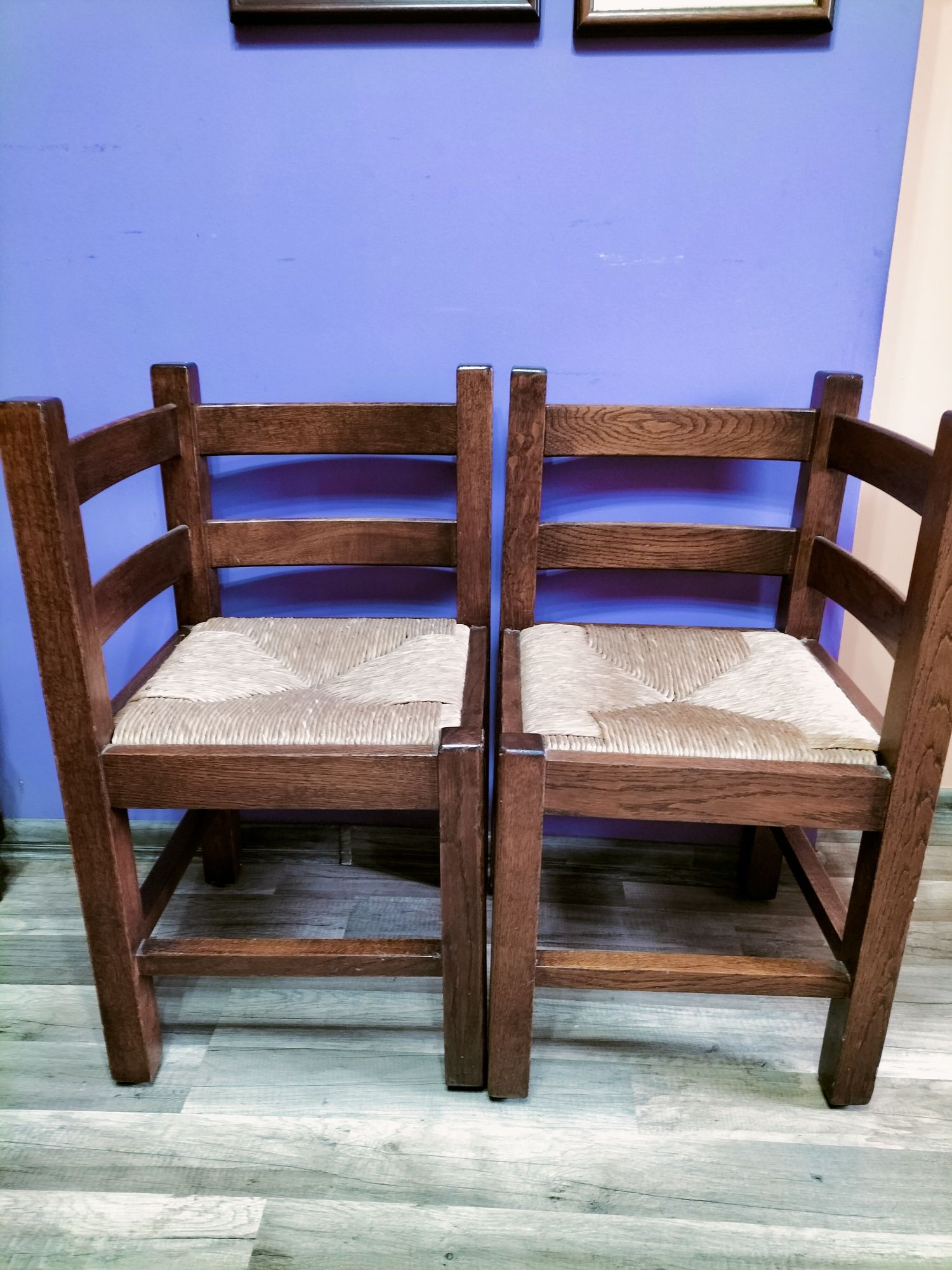 Stare dębowe krzesła narożne z trawą morską