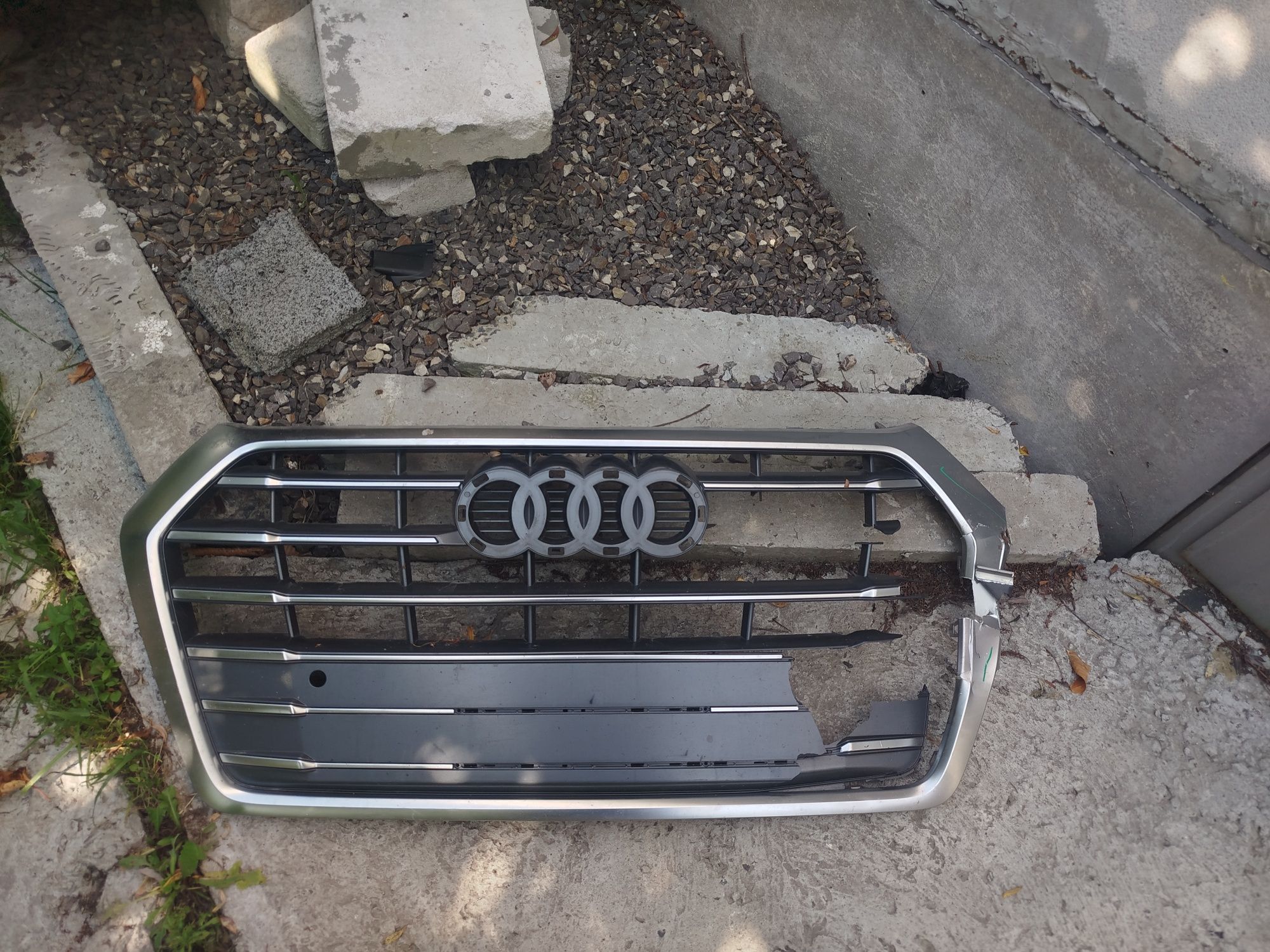 Решітки Audi Q5 80a під ремонт