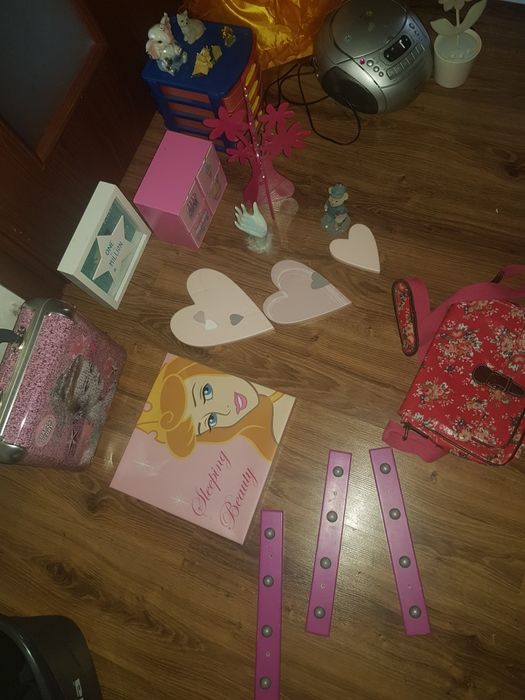 Boombox walizka szufladki na biurko obraz wieszaki stojak na biżuterię