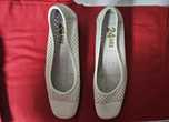 Sapatos conforto perfurados