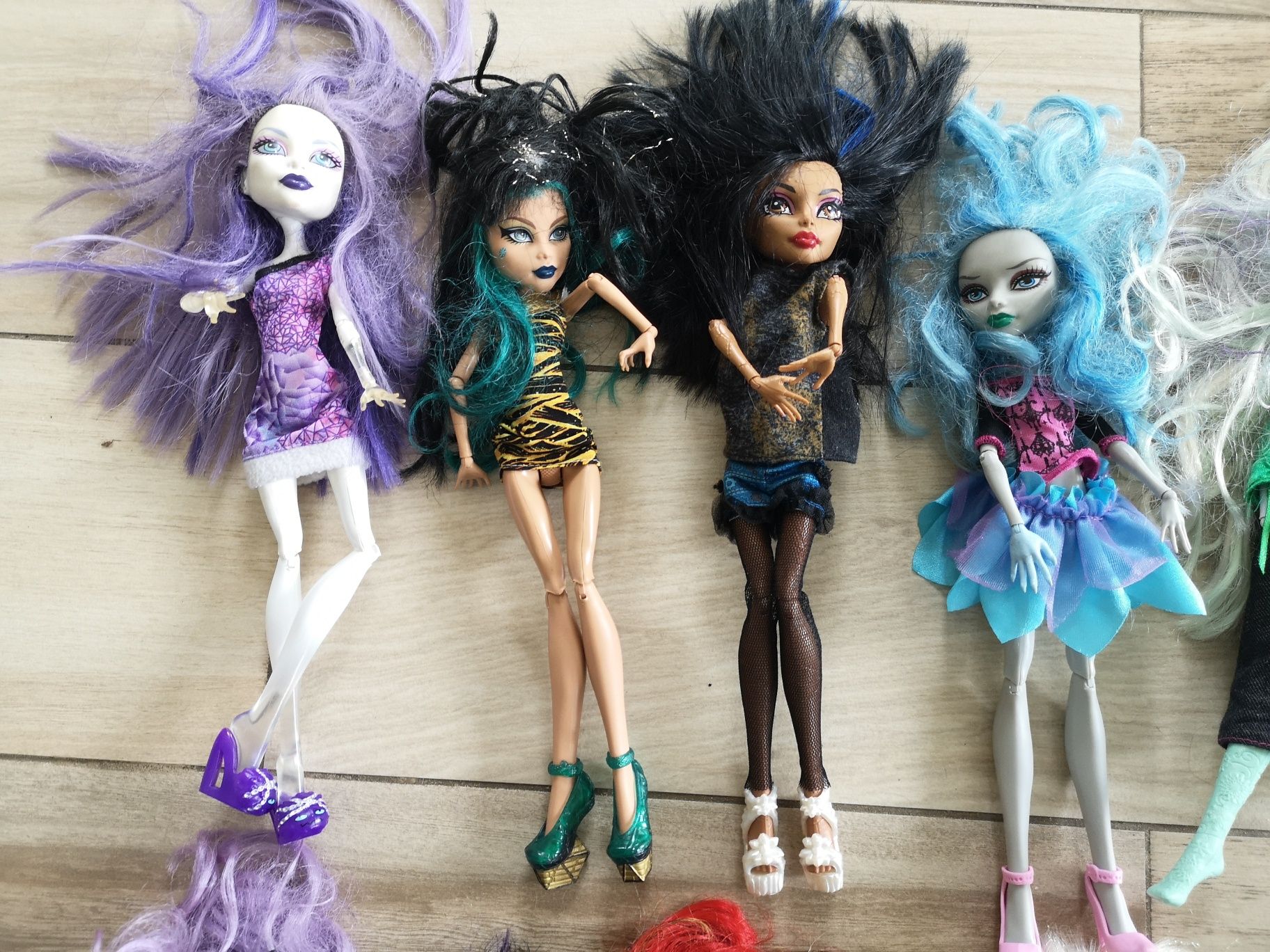 Zestaw 19 szt  lalki Monster high dodatki 

Wszystkie lalki cena za 1