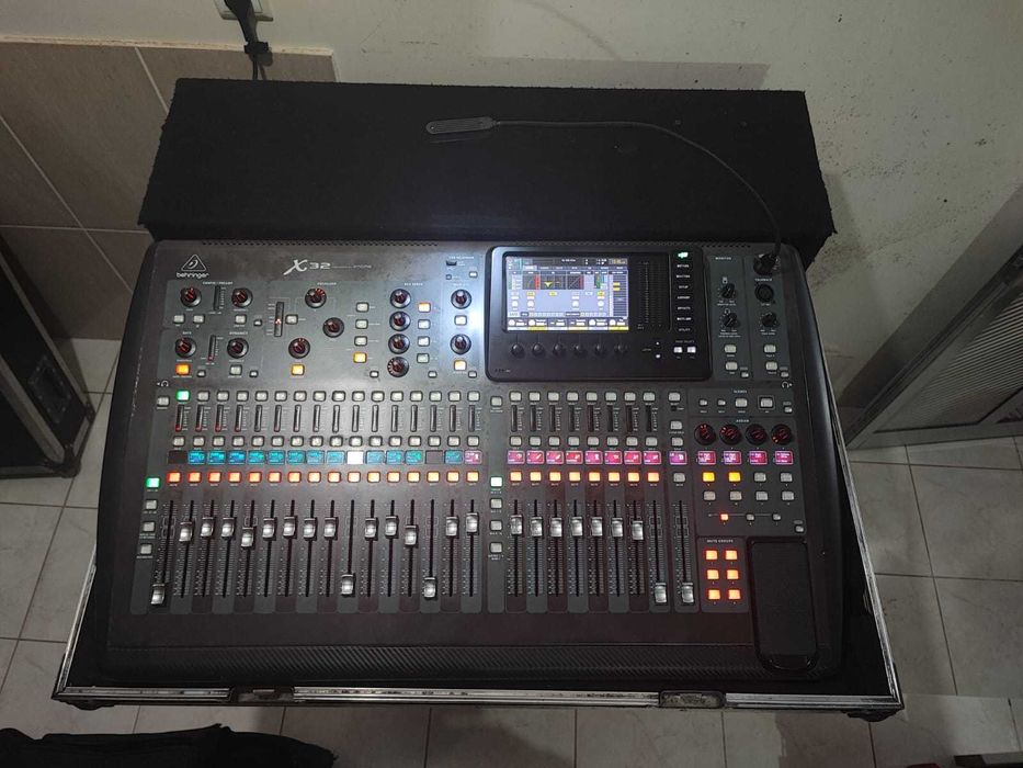 Mesa de mistura Behringer X32 C/Case