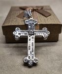 Złoty zawieszka  krzyż z brylantami 3.9 ct , wyceniony na 52 tyś. Zł