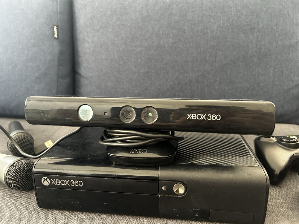Xbox 360E 500GB + 2 pady + 15 gier + 2 mikrofony + kinect