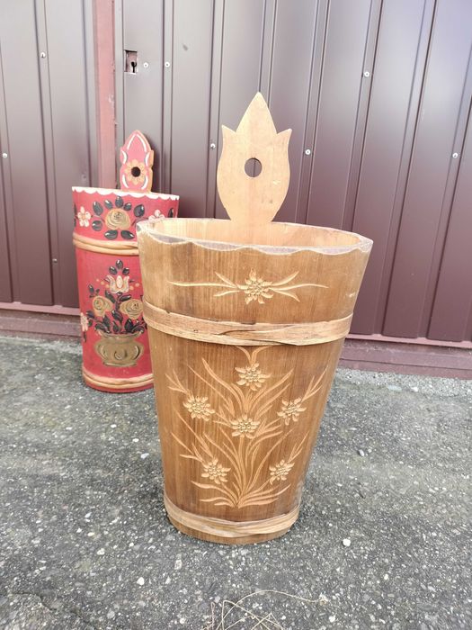 drewniany rzeźbiony folkowy parasolnik