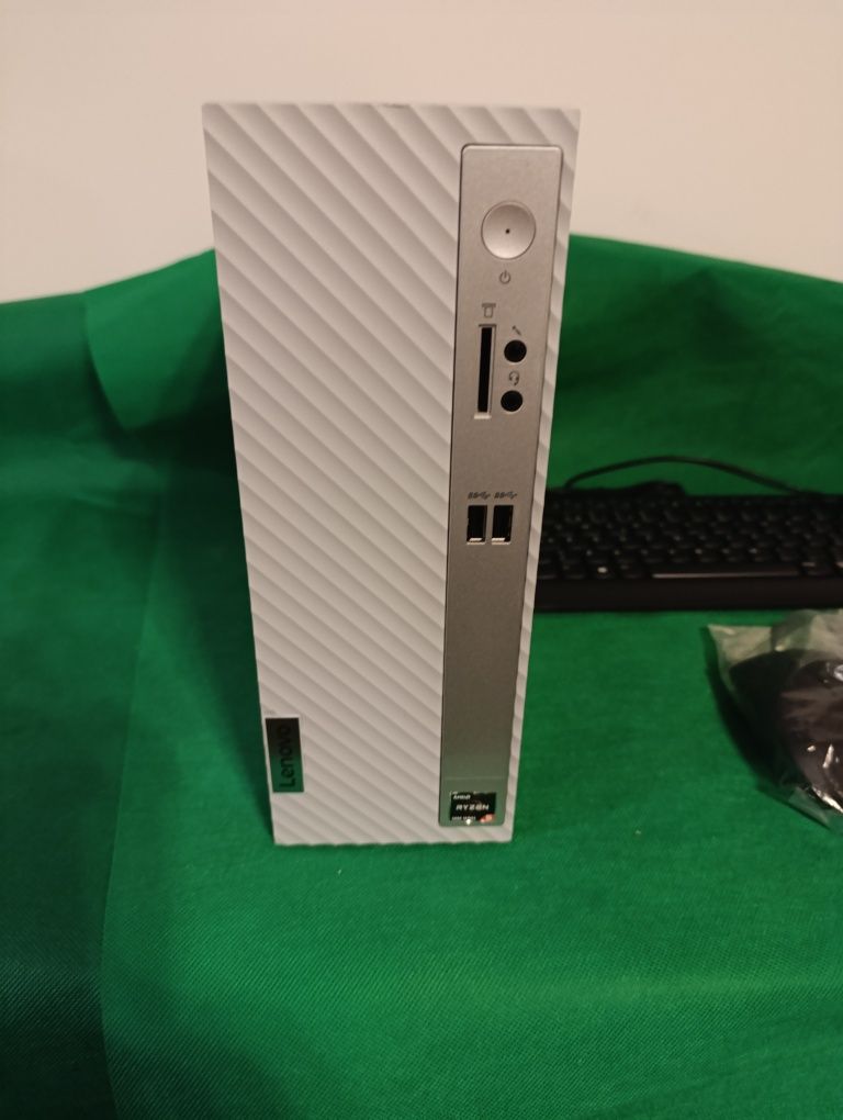 Desktop LENOVO AMD Ryzen5 5600H / 16 GB / 512 GB SSD (3 anos garantia