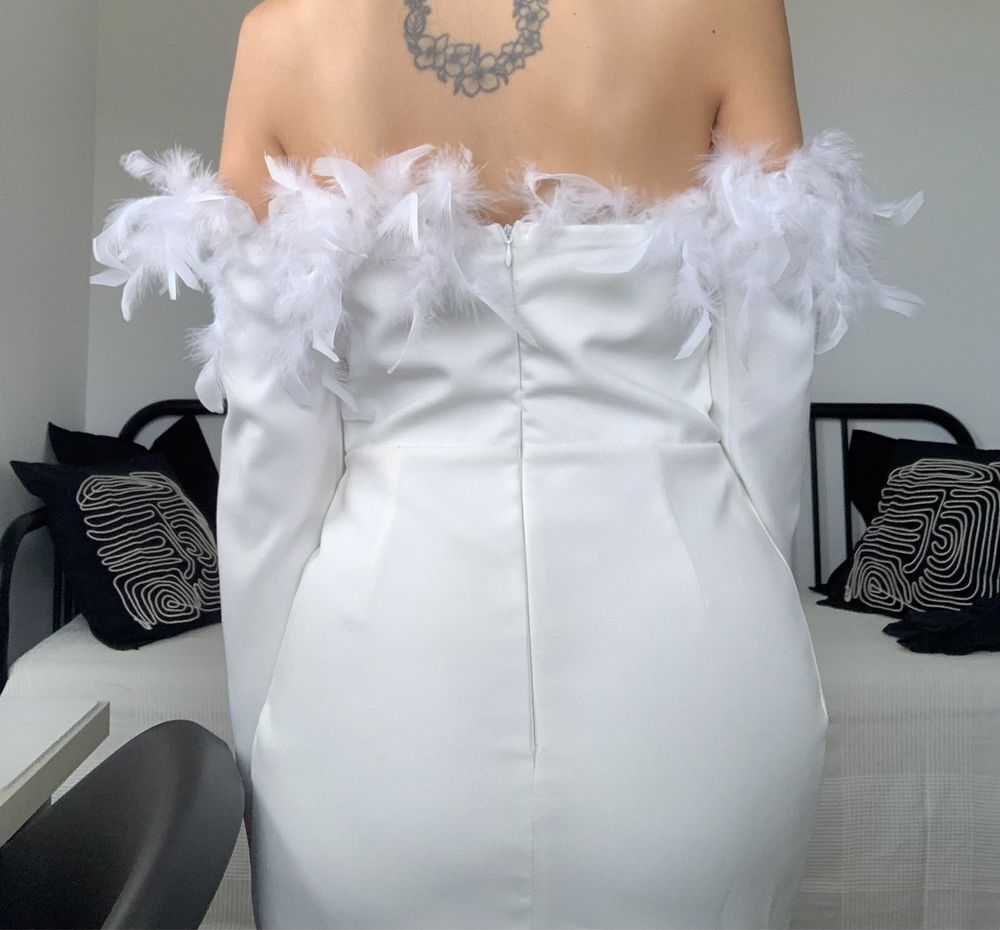 Biała sukienka z piórami