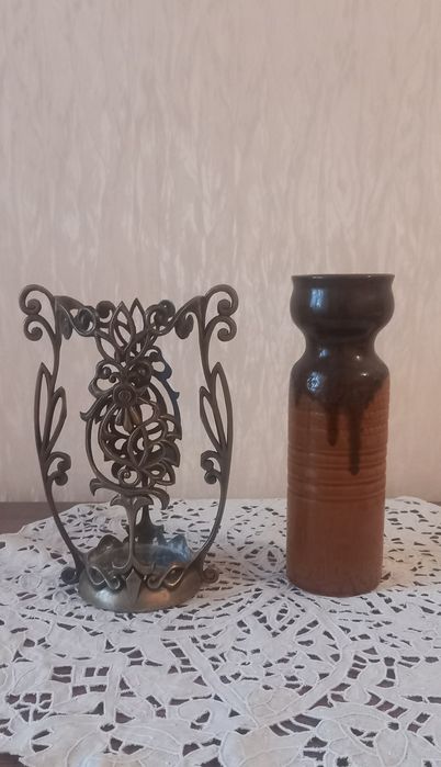 Старинная ваза в кованой подставке