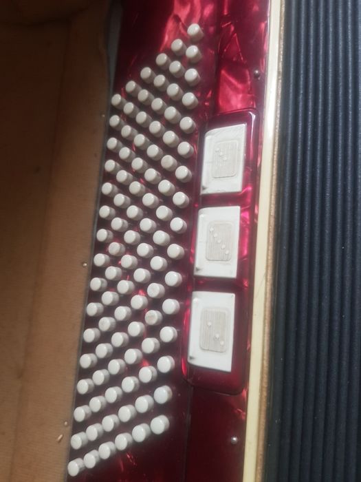 Аккордеон Amoretta Италия  80басов. 5+ 3 рег. Отличное состояние.