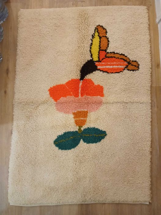 Tapete feito manualmente em lã