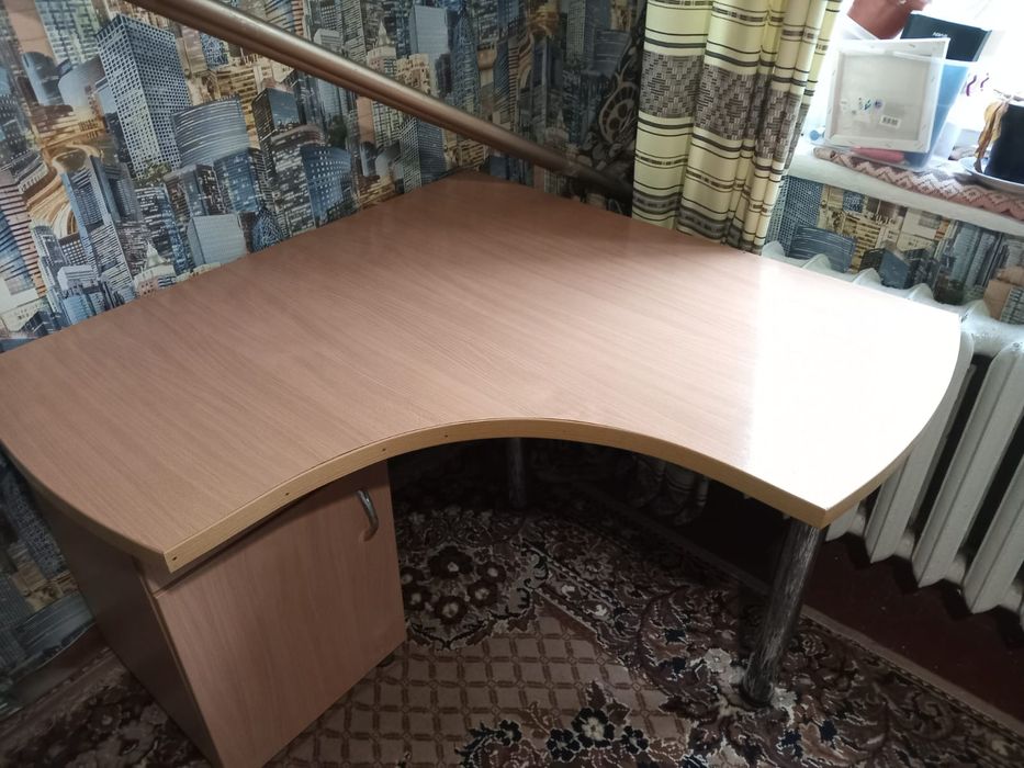 Стіл письмовий б/у в доброму стані