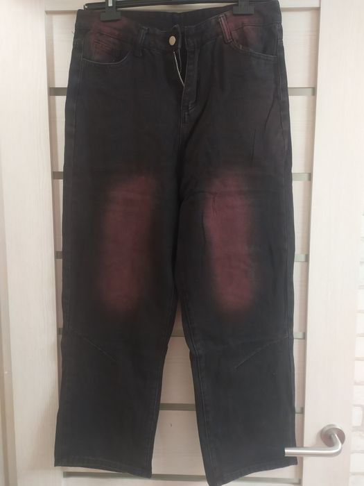 Широкі джинси з бордовими потертостями