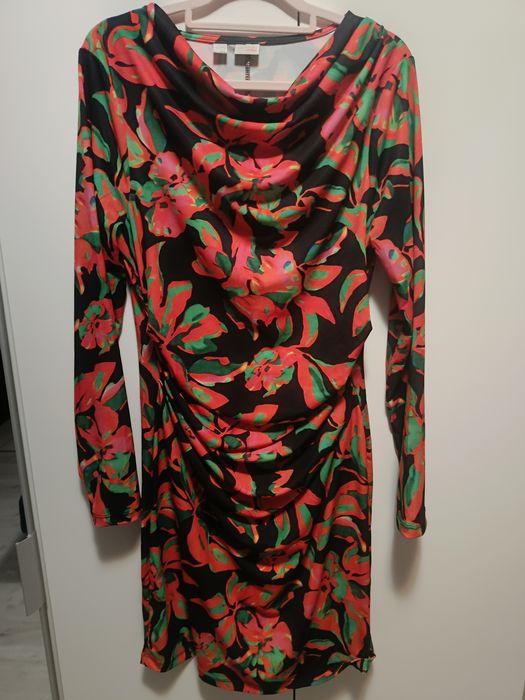 Sukienka w kwiaty długi rękaw