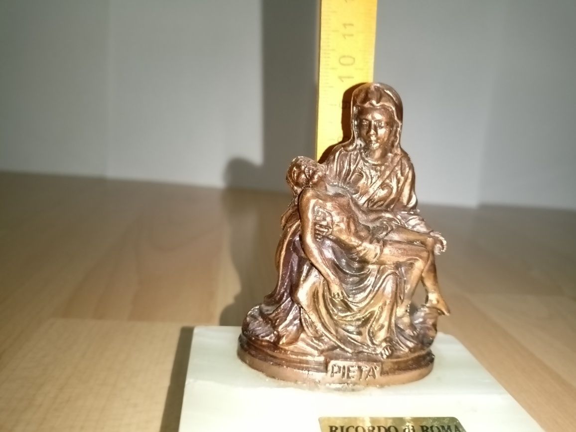 Figurka Pieta na kamieniu