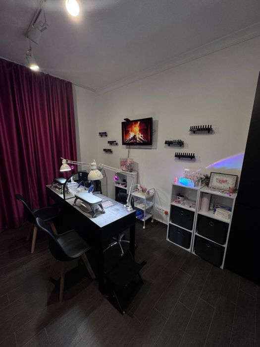 Мвнікюрний стіл