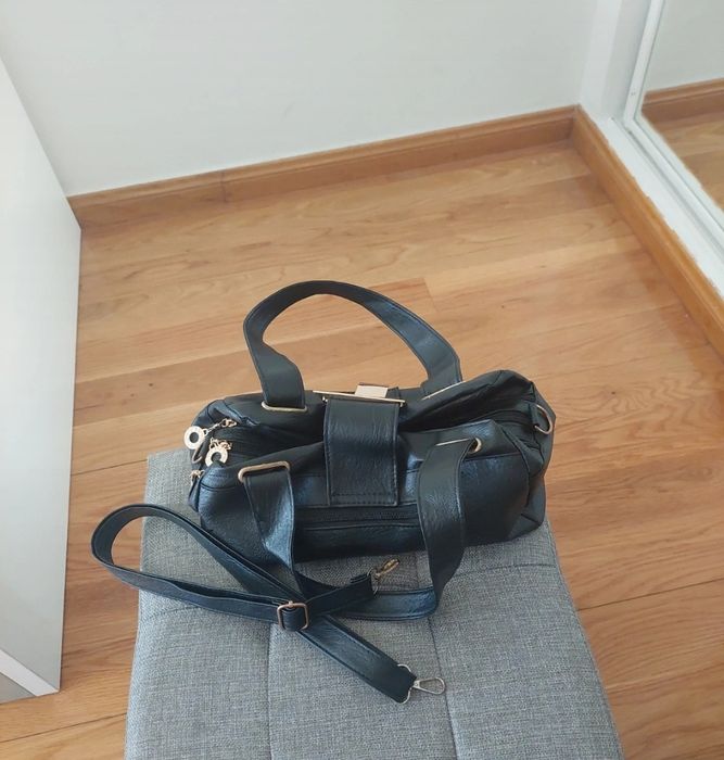 Mala preta com detalhes em dourado