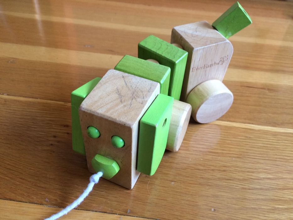 Vários brinquedos e livros infantis