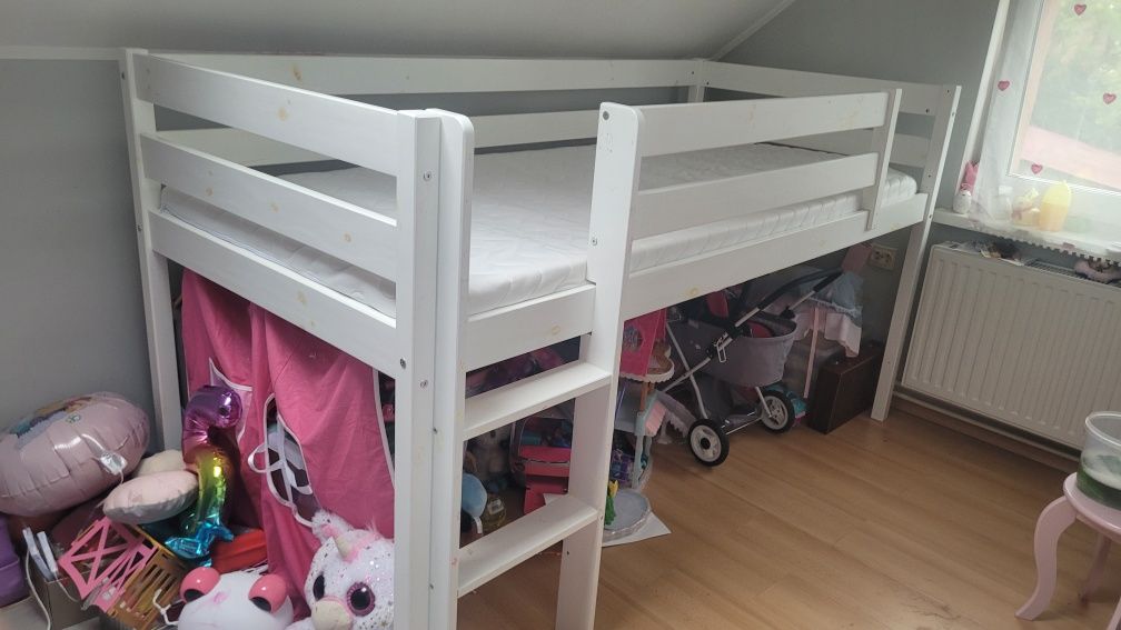 Łóżko piętrowe ze zjeżdżalnią
