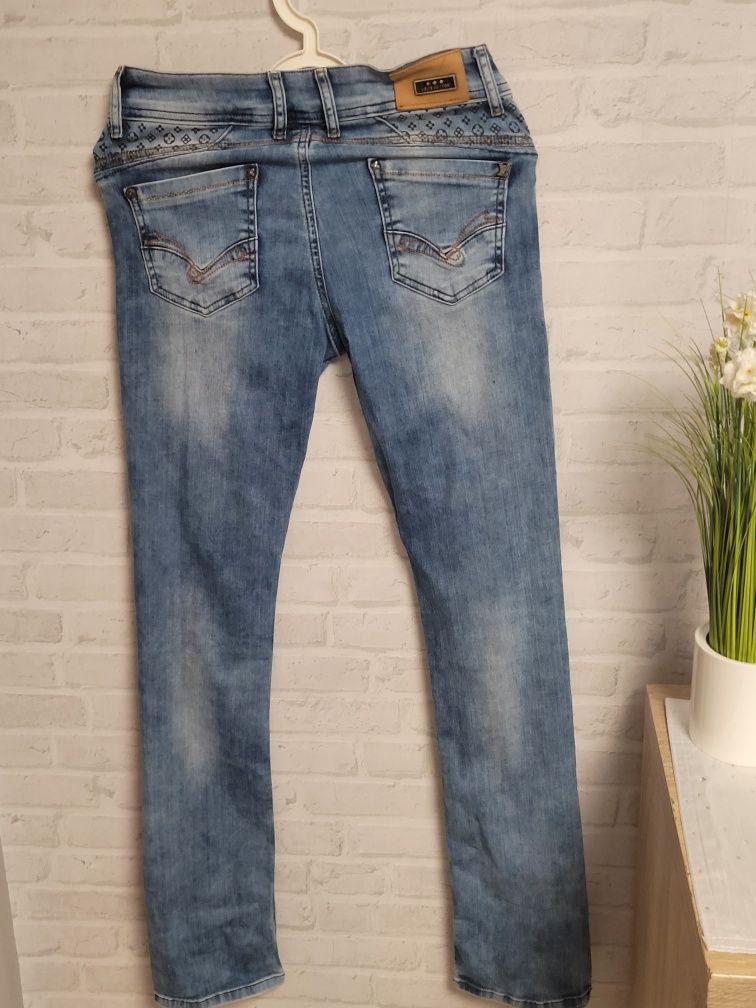 Jeansy z wytarciami spodnie Louis Vuitton M