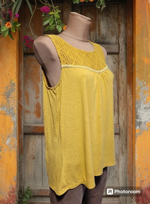 (L/40) Żółty top na ramiączkach z koronką