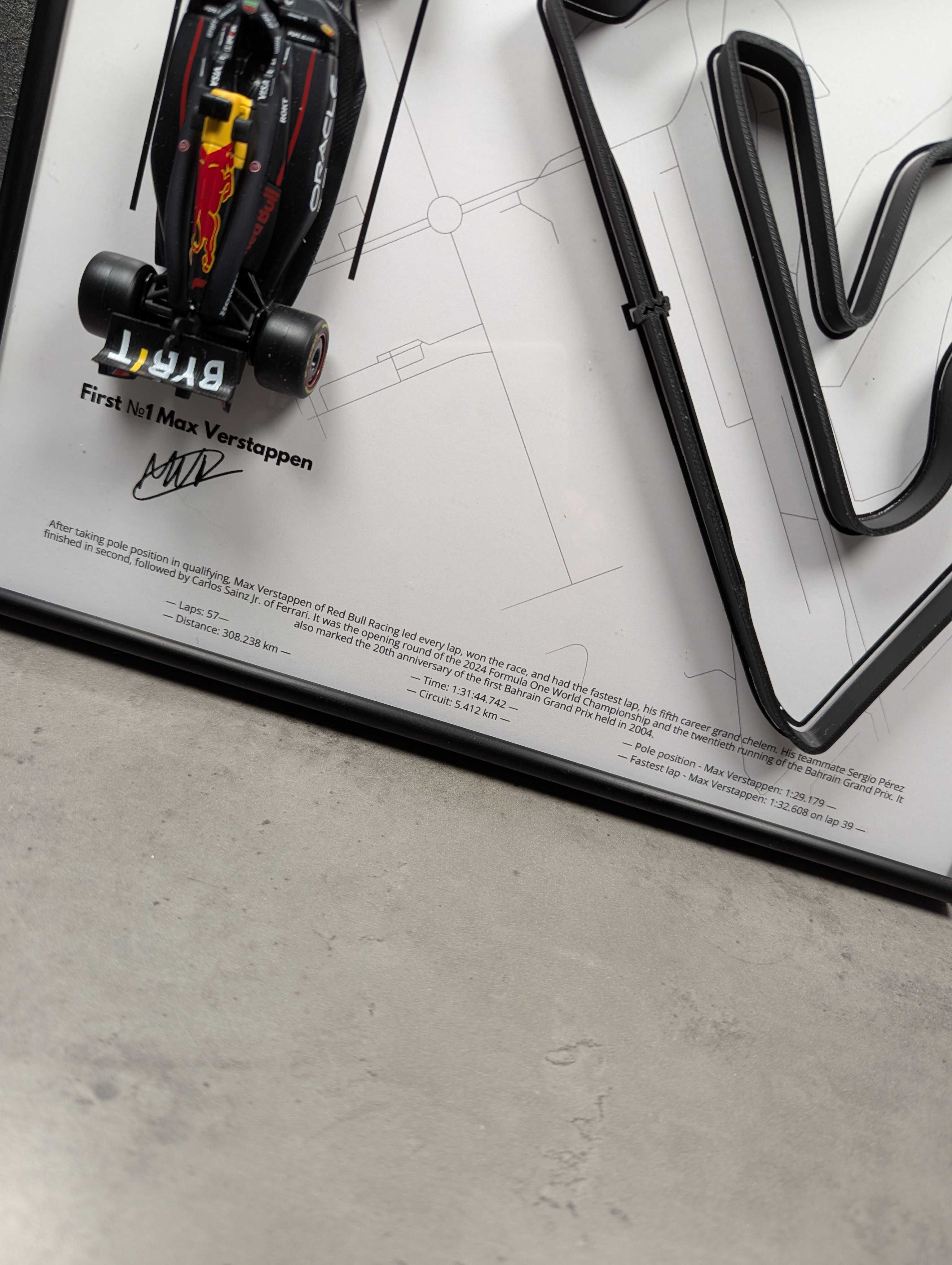 Bburago з Рамкою 2в1 RB20 3D Траса Bahrain GP 2024 #1 Max Verstappen