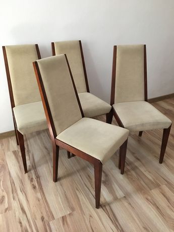 Cztery krzesła drewniane tapicerowane