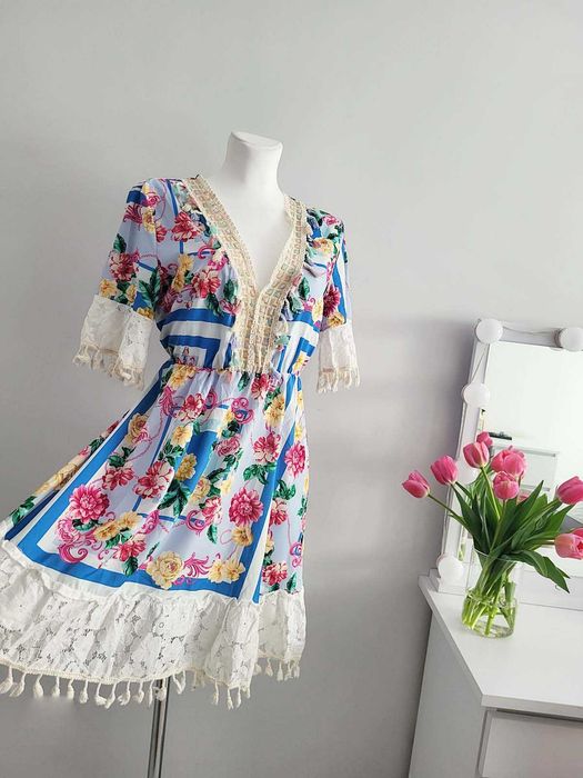 Kolorowa wakacyjna sukienka kwiaty koronka frędzle boho hippie S M L