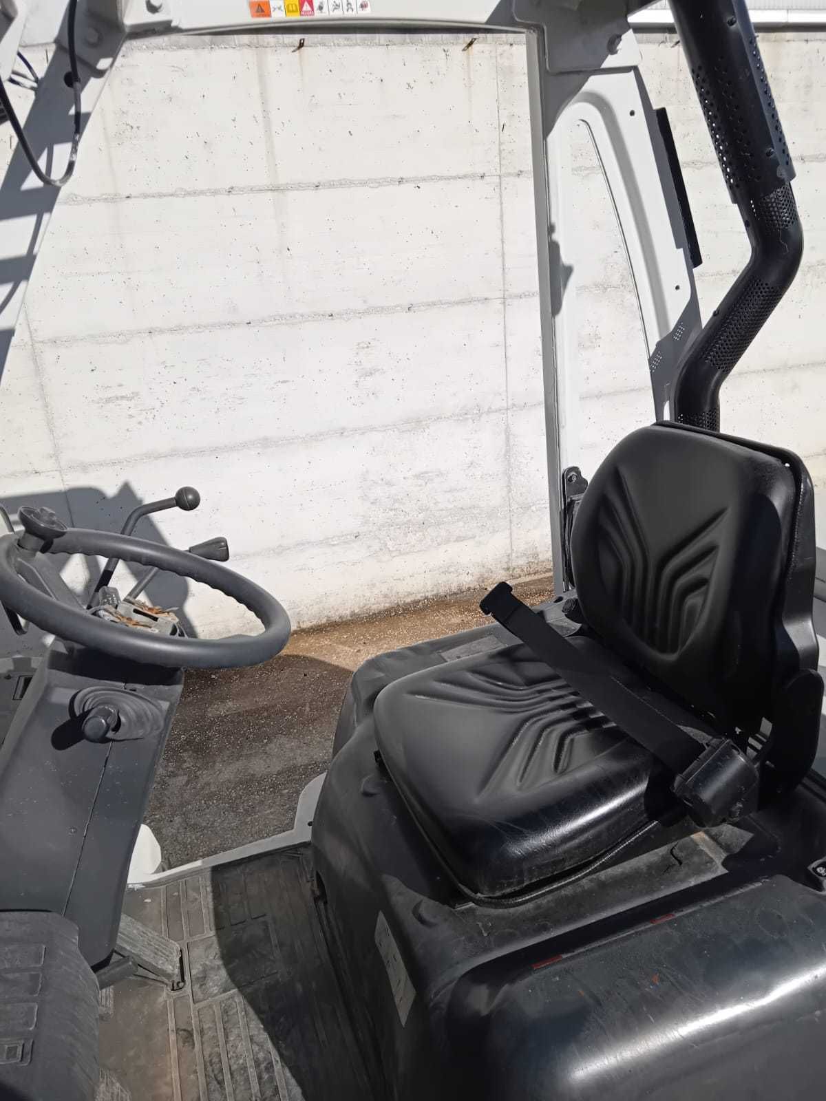 Empilhador diesel Nissan Unicarriers 25d mastro triplex 4.70m  2500kg
