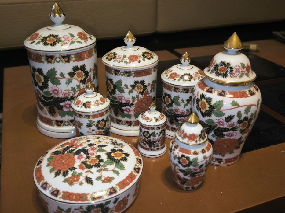 Conjunto de artigos da Porart com motivos florais
