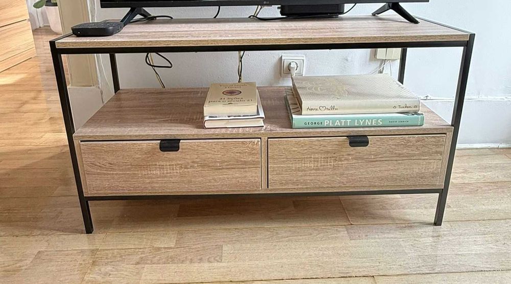 móvel para TV com duas gavetas de arrumação