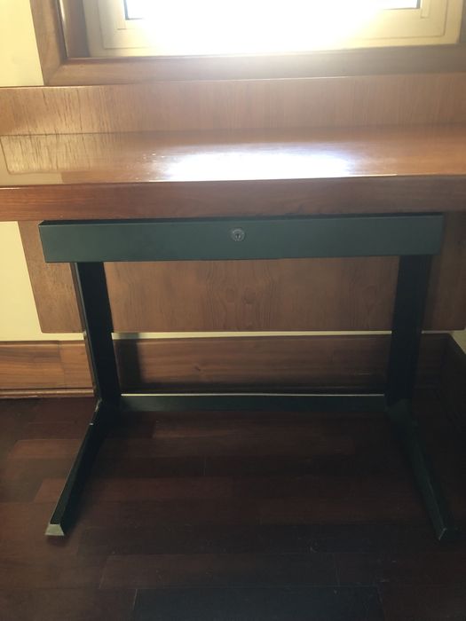 Mesa de madeira com forte estrutura de aço.
