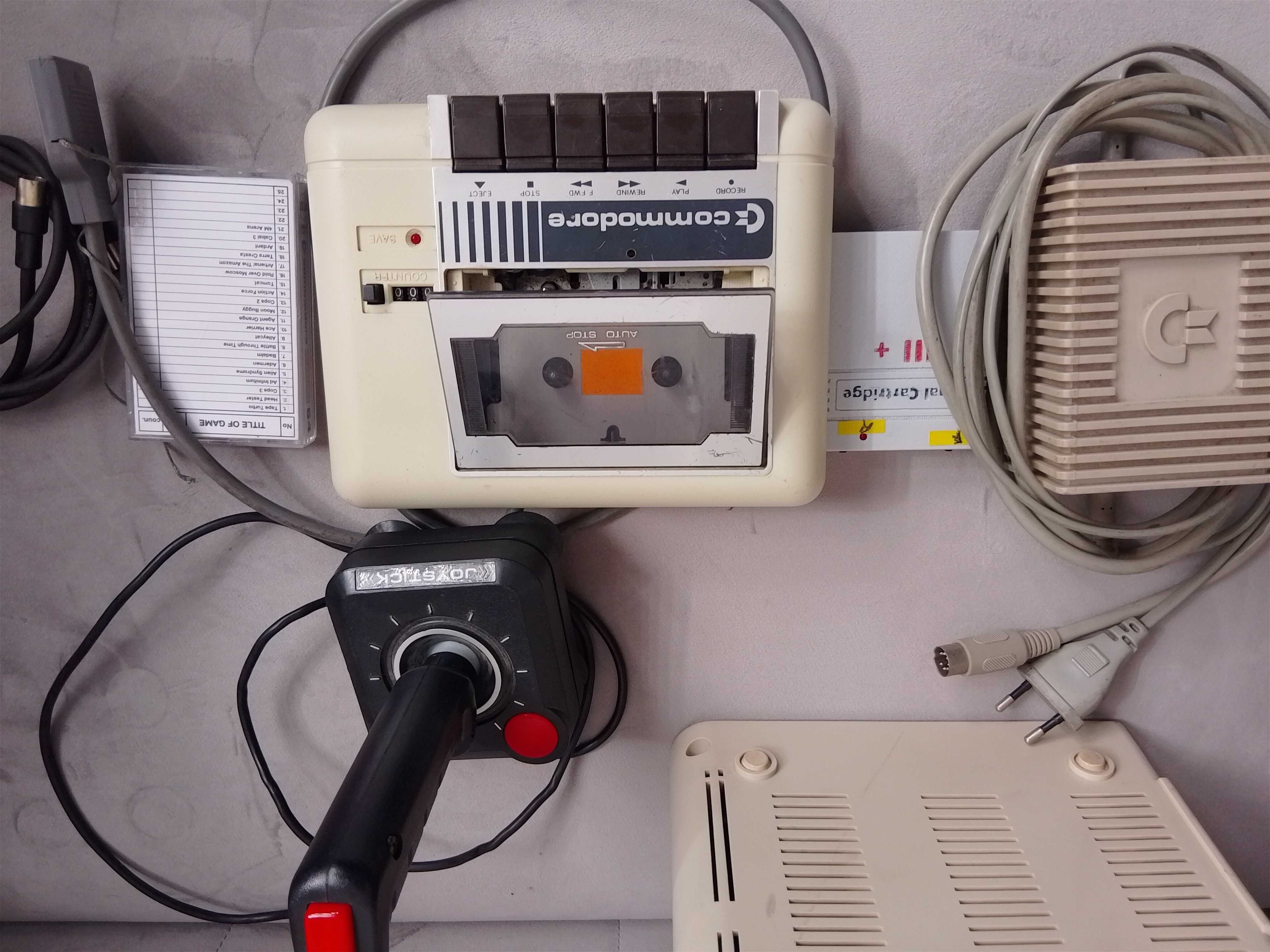 Commodore C64G / zestaw, kasety , joystick , cartridge
