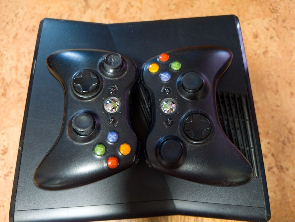 Продам приставку Xbox 360 slim