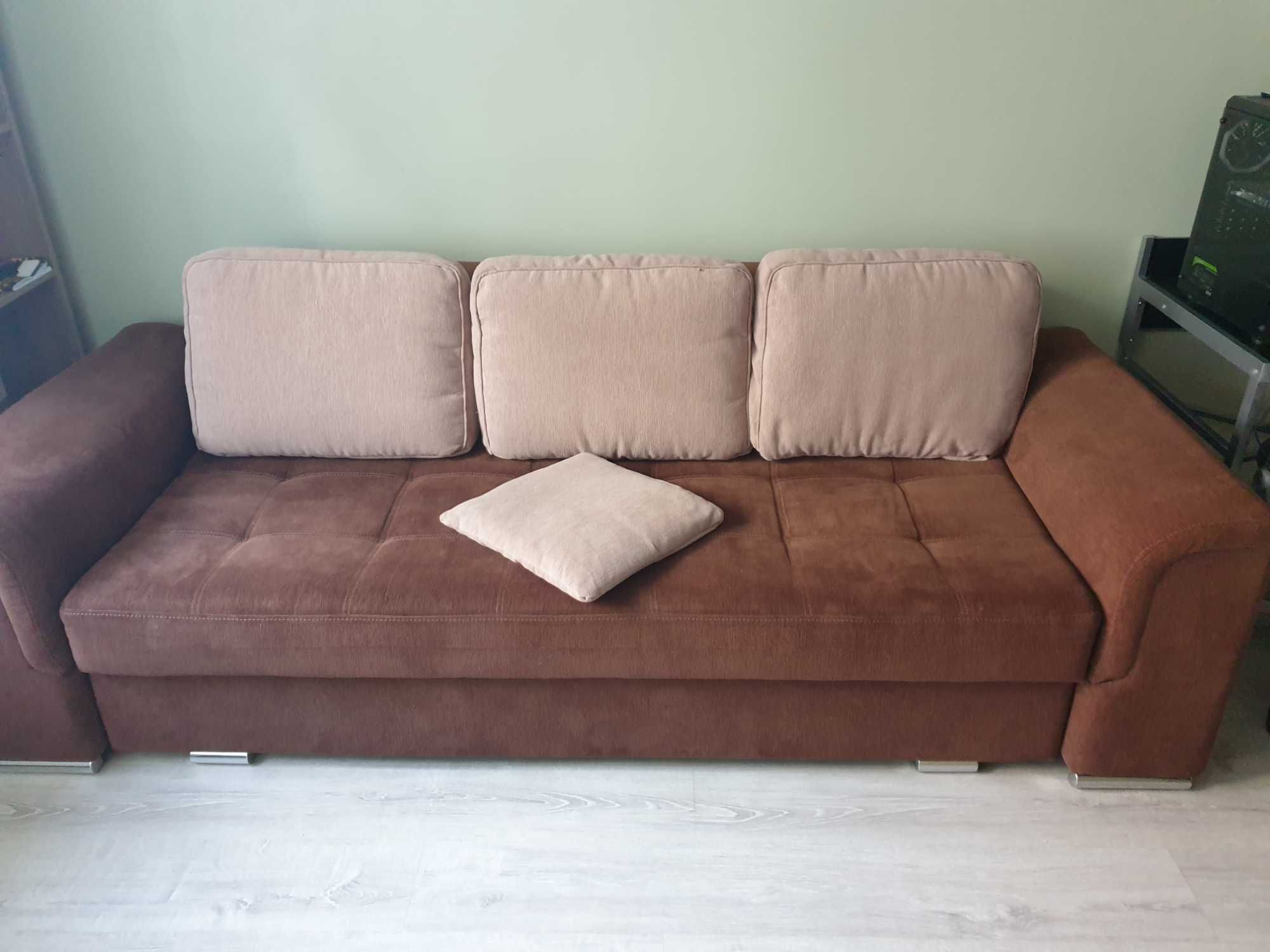 Розкладний диван з подушками