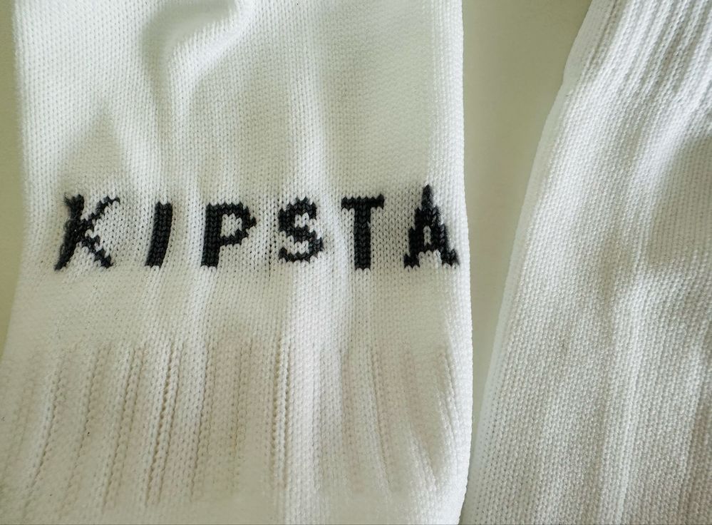 Caneleiras pretas e meias brancas de futebol KIPSTA