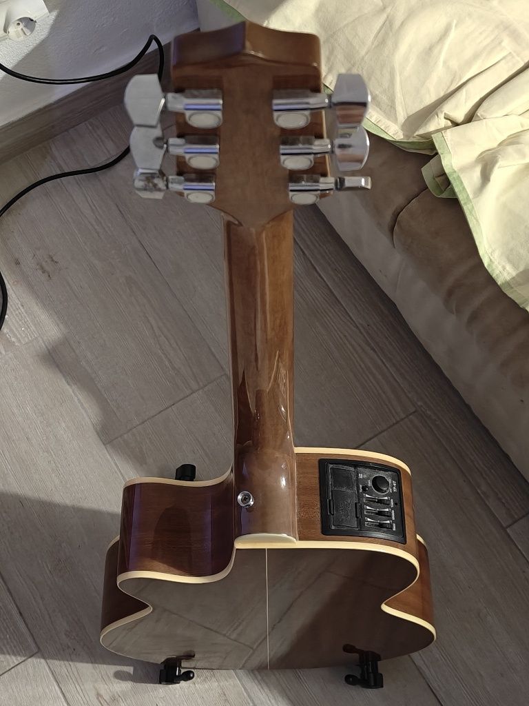 Guitarra Takamine EG260C