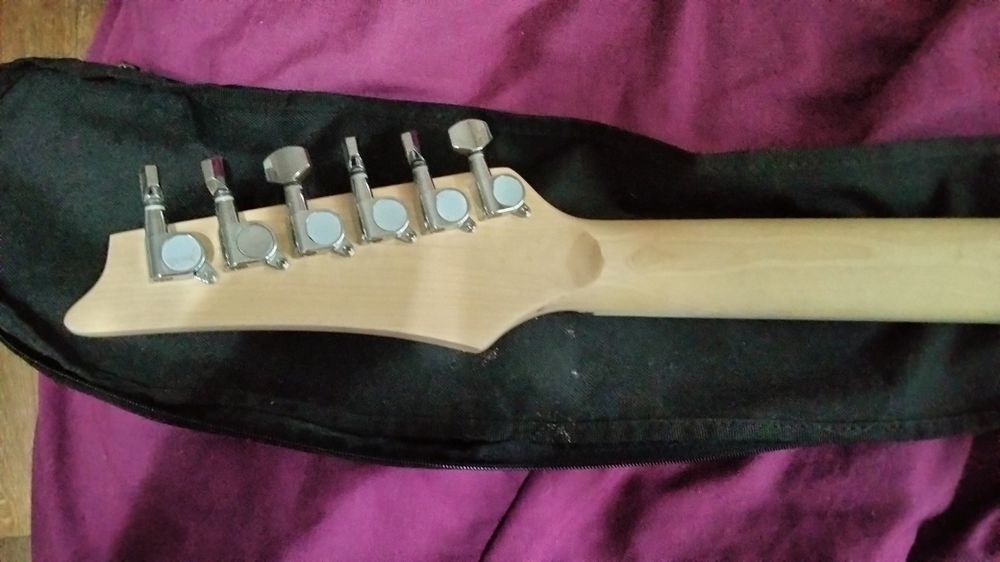 Электрогитара формы суперстрат