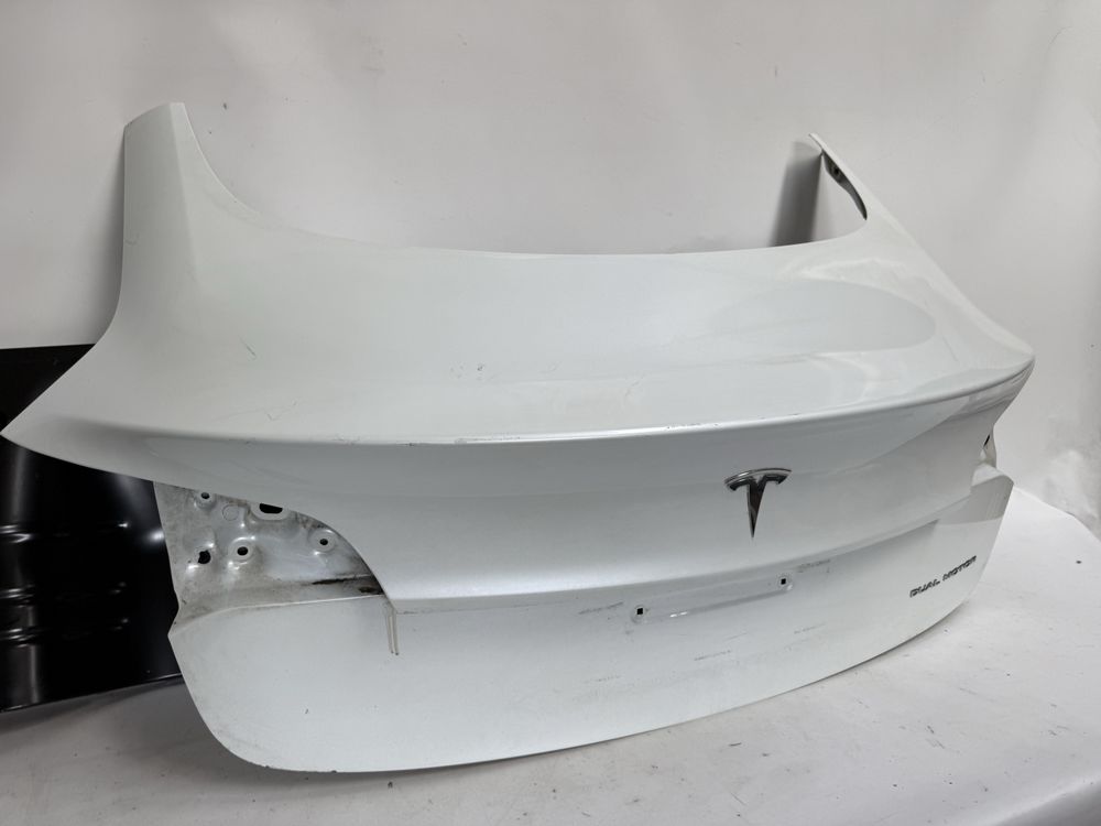 Кришка бвгажника Tesla Model 3 /разборка Tesla 3