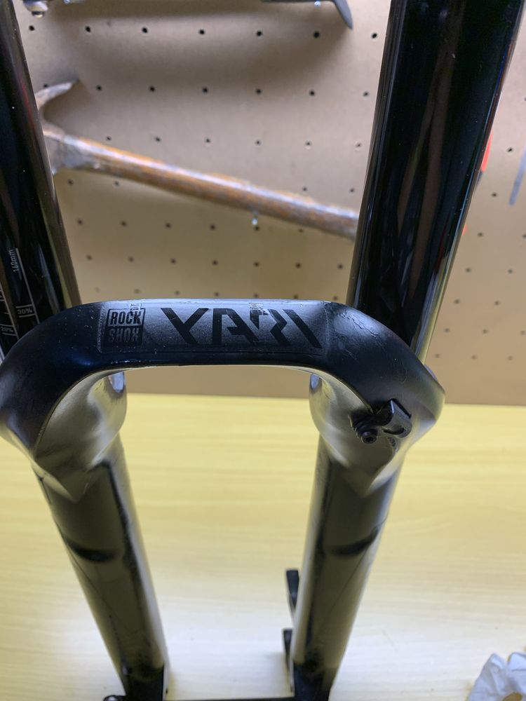 Suspensão rock shox yari