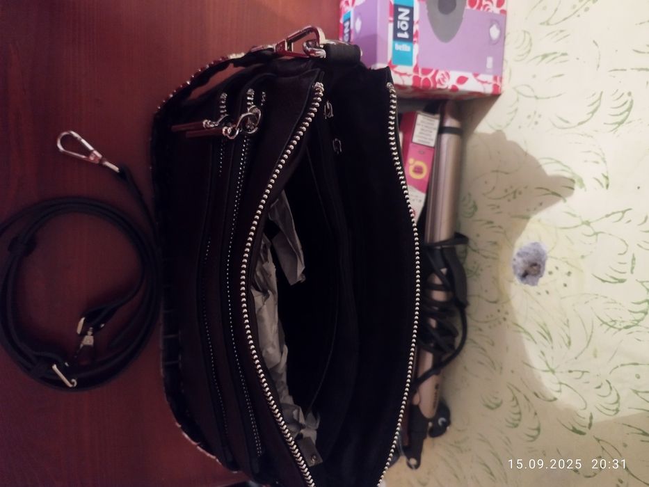 Дуже гарна вмістка сумочка